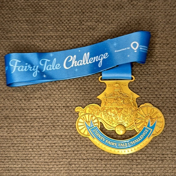 Disney Run Medal 2018 Fairy Tale Challenge 5th Anniversary Walt Disney World - Picture 5 of 6